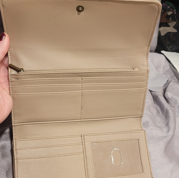 Universal Thread Trifold Wallet - Picture 9 of 10